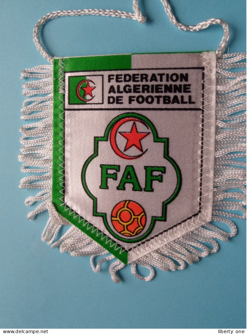 FEDERATION ALGERIENNE DE FOOTBALL > FANION De FOOTBALL / VOETBAL (Pennant) WIMPEL (Drapeau) ( See Scan ) +/- 10 X 8 Cm.! - Habillement, Souvenirs & Autres