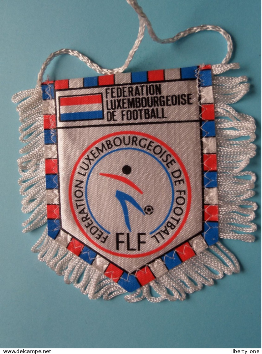 FEDERATION LUXEMBOURGEOISE > FANION De FOOTBALL / VOETBAL (Pennant) WIMPEL (Drapeau) ( See Scan ) +/- 10 X 8 Cm.! - Apparel, Souvenirs & Other