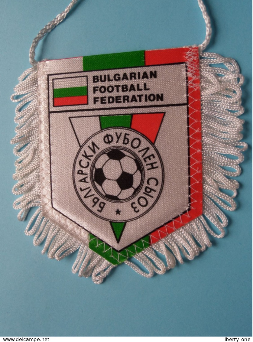 BULGARIAN FOOTBALL FEDERATION > FANION De FOOTBALL / VOETBAL (Pennant) WIMPEL (Drapeau) ( See Scan ) +/- 10 X 8 Cm.! - Apparel, Souvenirs & Other