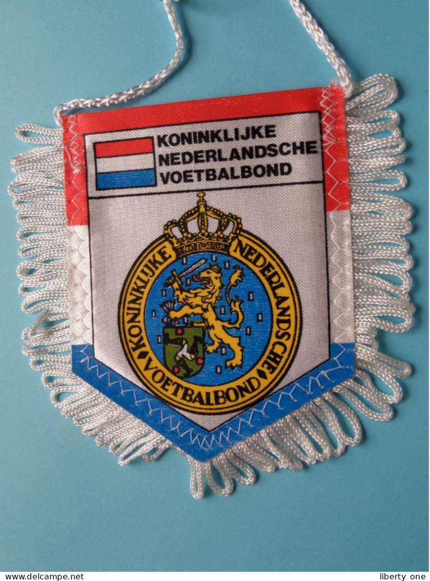 KONINKLIJKE NEDERLANDSE VOETBAL > FANION De FOOTBALL / VOETBAL (Pennant) WIMPEL (Drapeau) ( See Scan ) +/- 10 X 8 Cm.! - Apparel, Souvenirs & Other