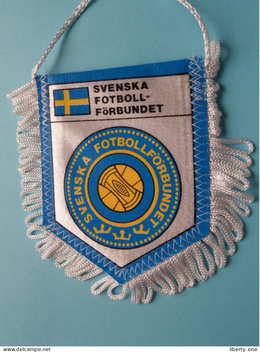 SVENSKA FOTBOLL-FÖRBUNDET > FANION De FOOTBALL / VOETBAL (Pennant) WIMPEL (Drapeau) ( See Scan ) +/- 10 X 8 Cm.! - Bekleidung, Souvenirs Und Sonstige