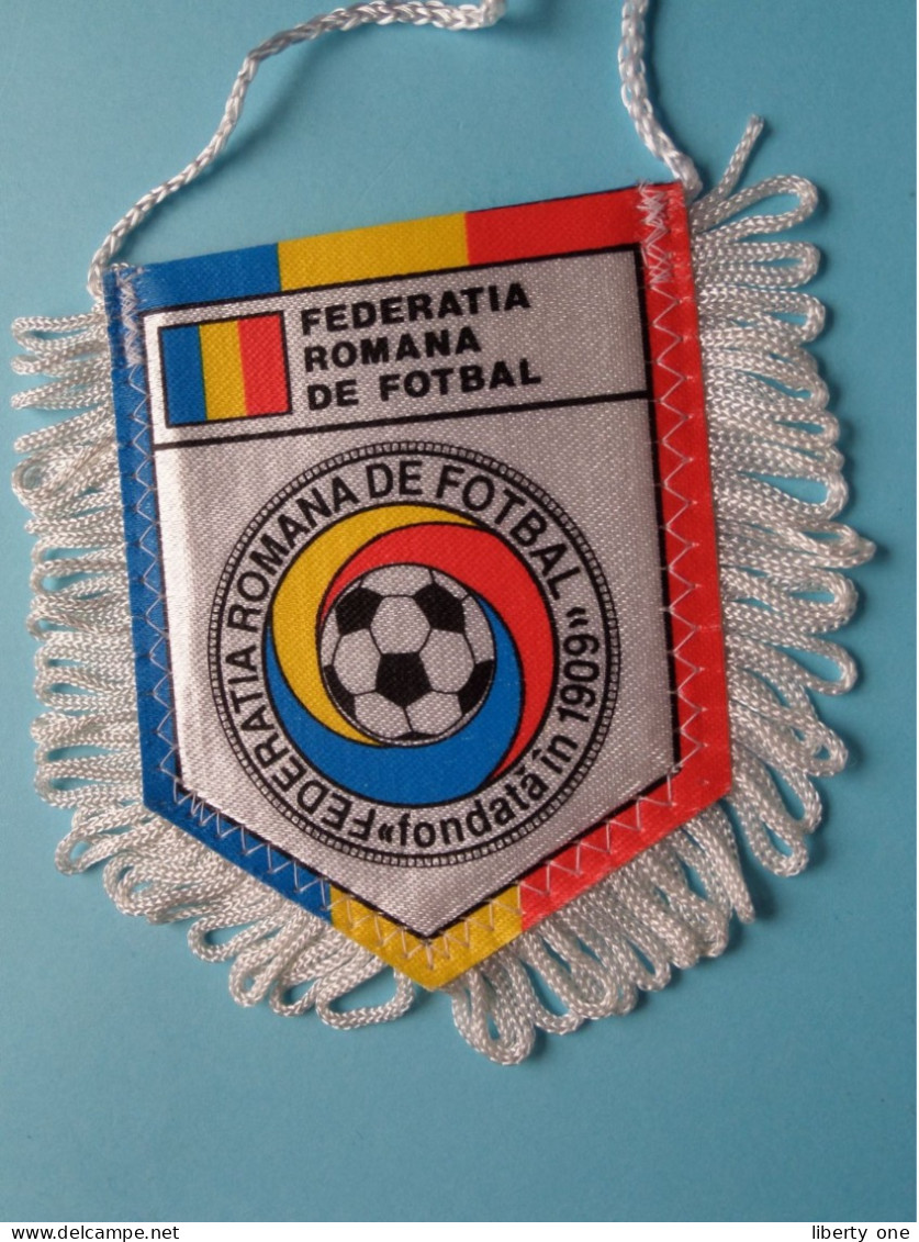 FEDERATIA ROMANA DE FOTBAL > FANION De FOOTBALL / VOETBAL (Pennant) WIMPEL (Drapeau) ( See Scan ) +/- 10 X 8 Cm.! - Apparel, Souvenirs & Other