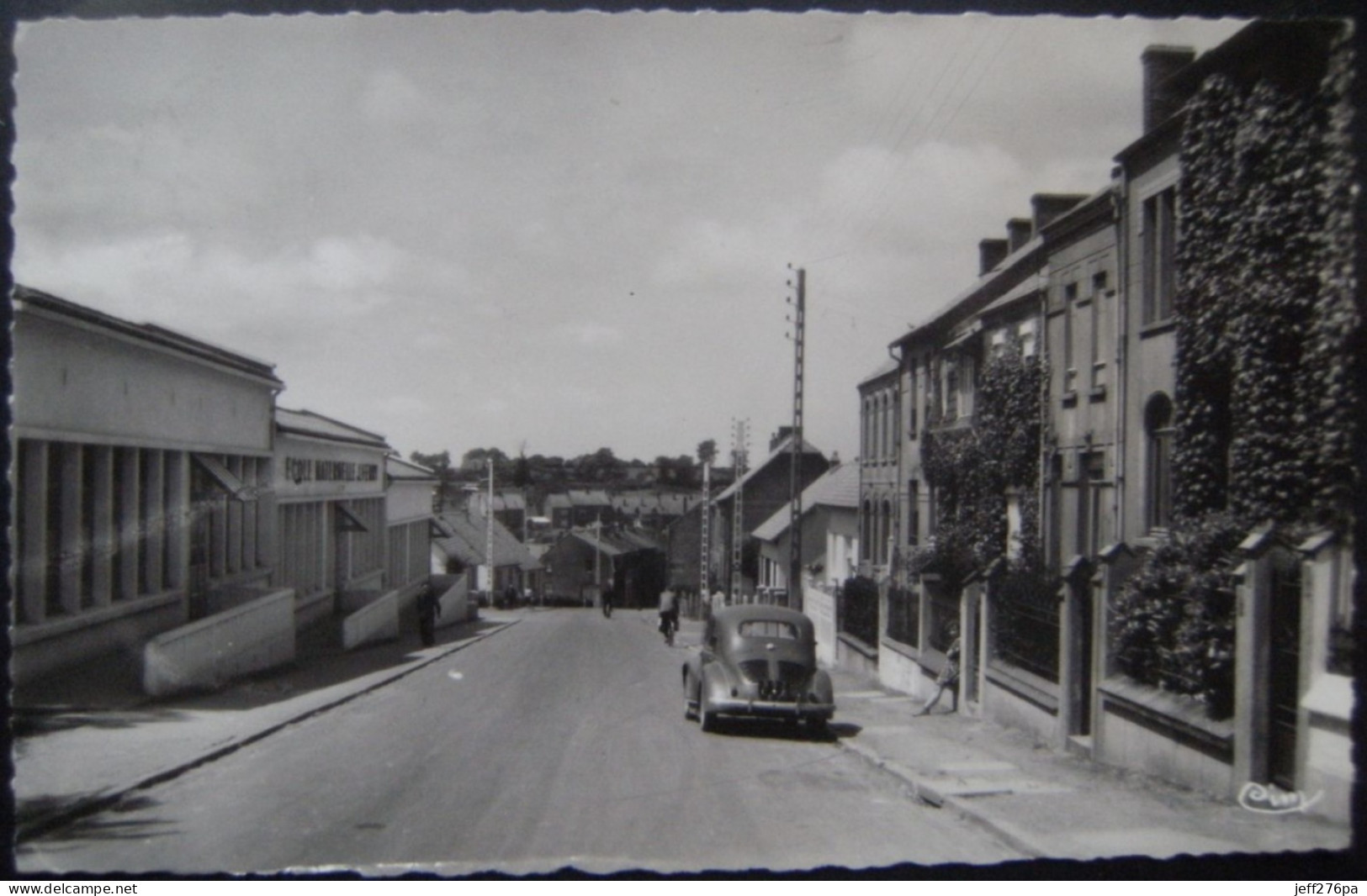 CPSM 62 Desvres - La Rue Des Nodingues - Vue De L'Ecole Jules Ferry Et 4ch Renault Avec Animation    A Voir ! - Desvres