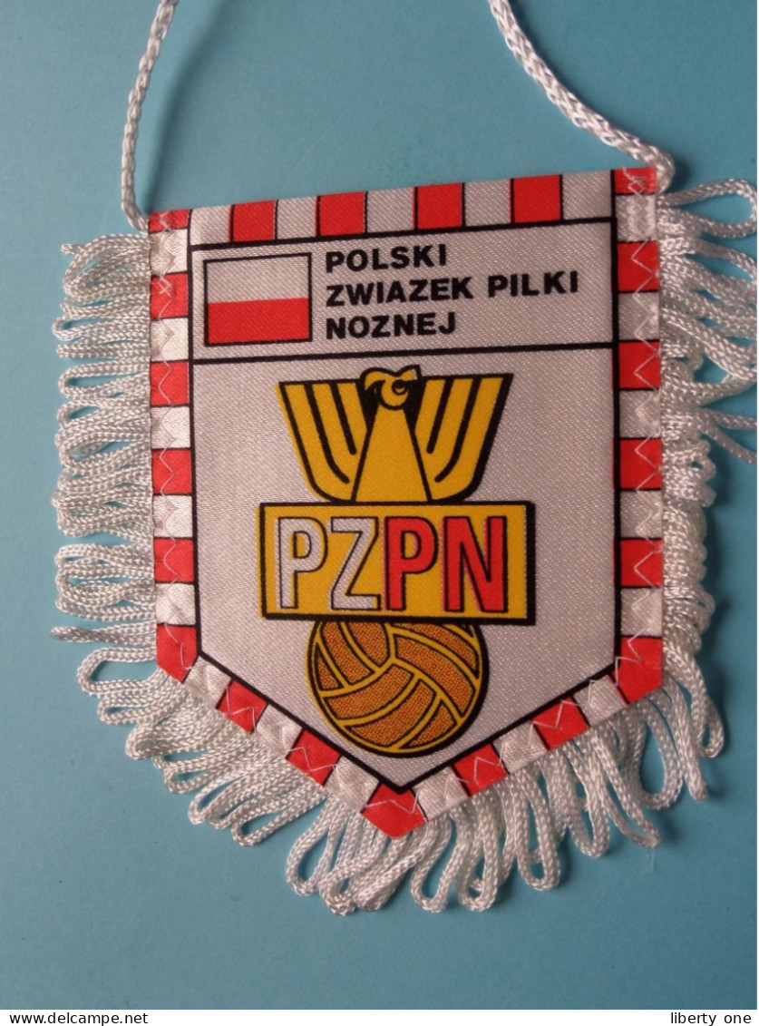 POLSKI ZWIAZEK PILKI NOZNEJ > FANION De FOOTBALL / VOETBAL (Pennant) WIMPEL (Drapeau) ( See Scan ) +/- 10 X 8 Cm.! - Apparel, Souvenirs & Other