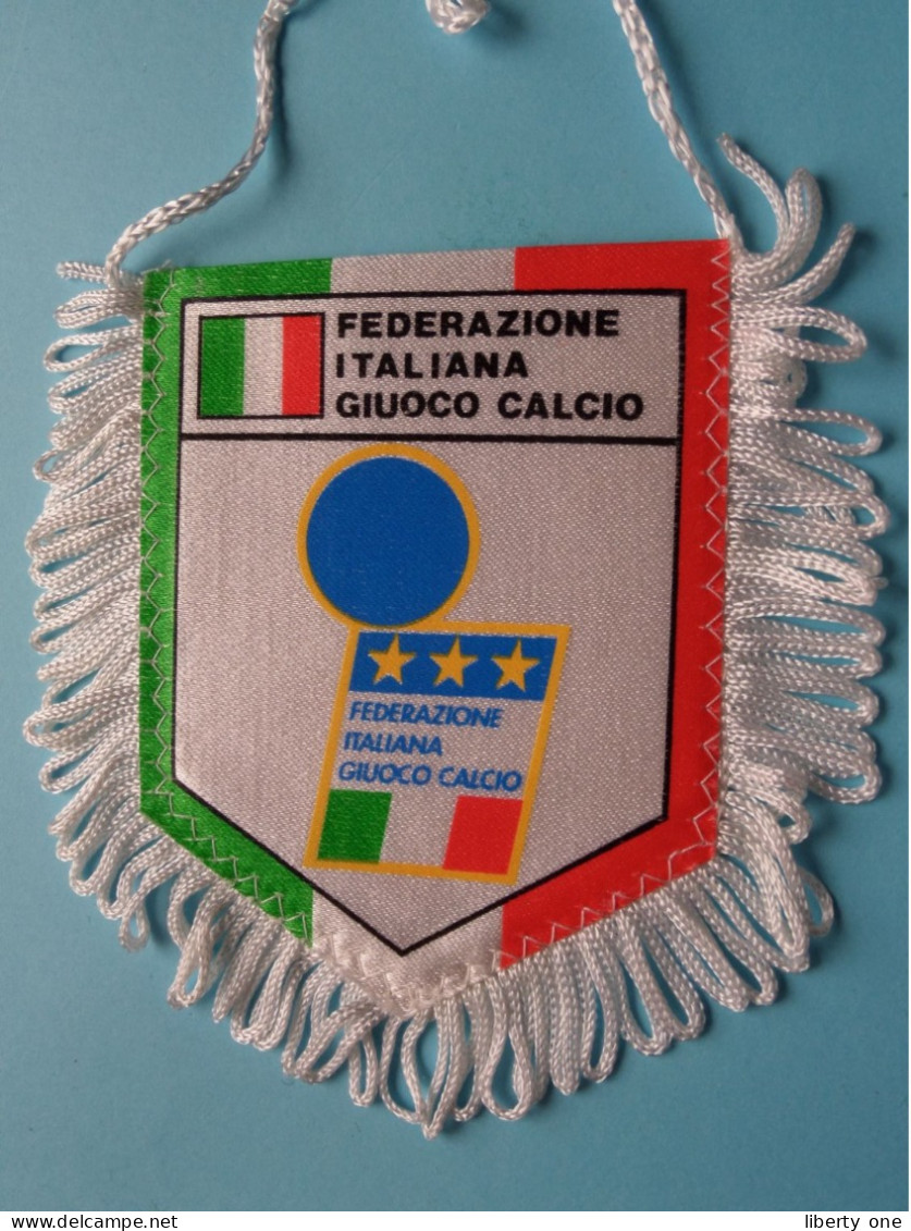 FED. ITALIANA GIUOCO CALCIO > FANION De FOOTBALL / VOETBAL (Pennant) WIMPEL (Drapeau) ( See Scan ) +/- 10 X 8 Cm.! - Bekleidung, Souvenirs Und Sonstige