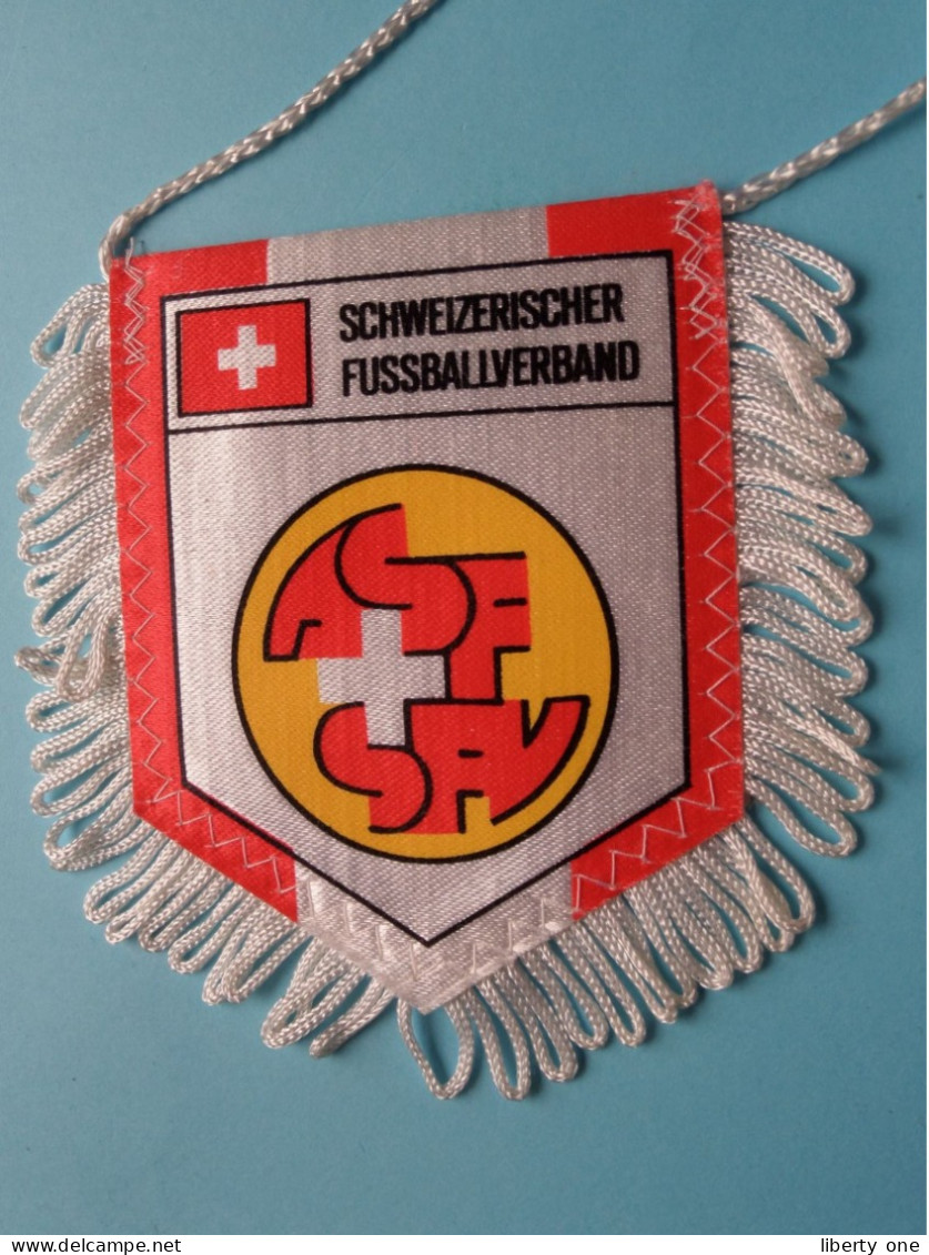 SCHWEIZERISCHER FUSSBALLVERBAND > FANION De FOOTBALL / VOETBAL (Pennant) WIMPEL (Drapeau) ( See Scan ) +/- 10 X 8 Cm.! - Apparel, Souvenirs & Other