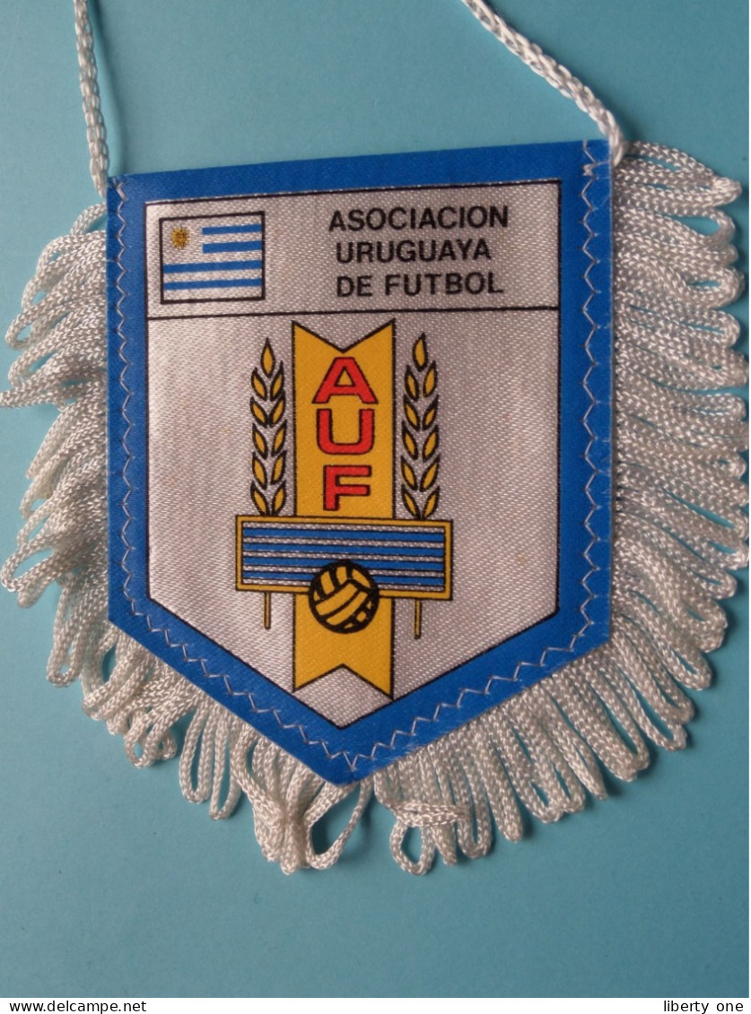 ASOCIACION URUGUAYA DE FUTBOL > FANION De FOOTBALL / VOETBAL (Pennant) WIMPEL (Drapeau) ( See Scan ) +/- 10 X 8 Cm.! - Bekleidung, Souvenirs Und Sonstige