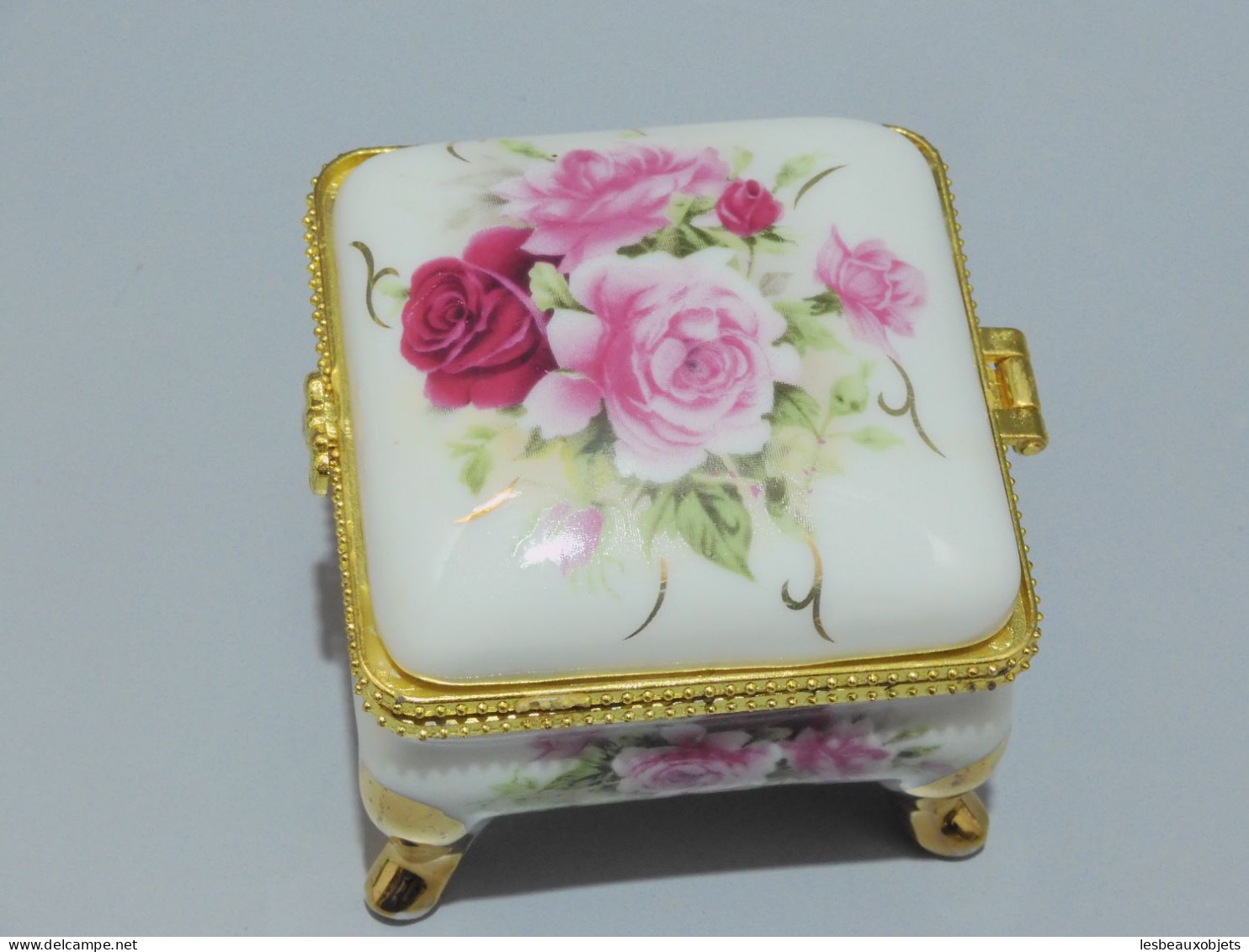 -JOLIE BOITE à PILULES Ou Pour PETITS BIJOUX En PORCELAINE à Décor De Roses   E - Boxes