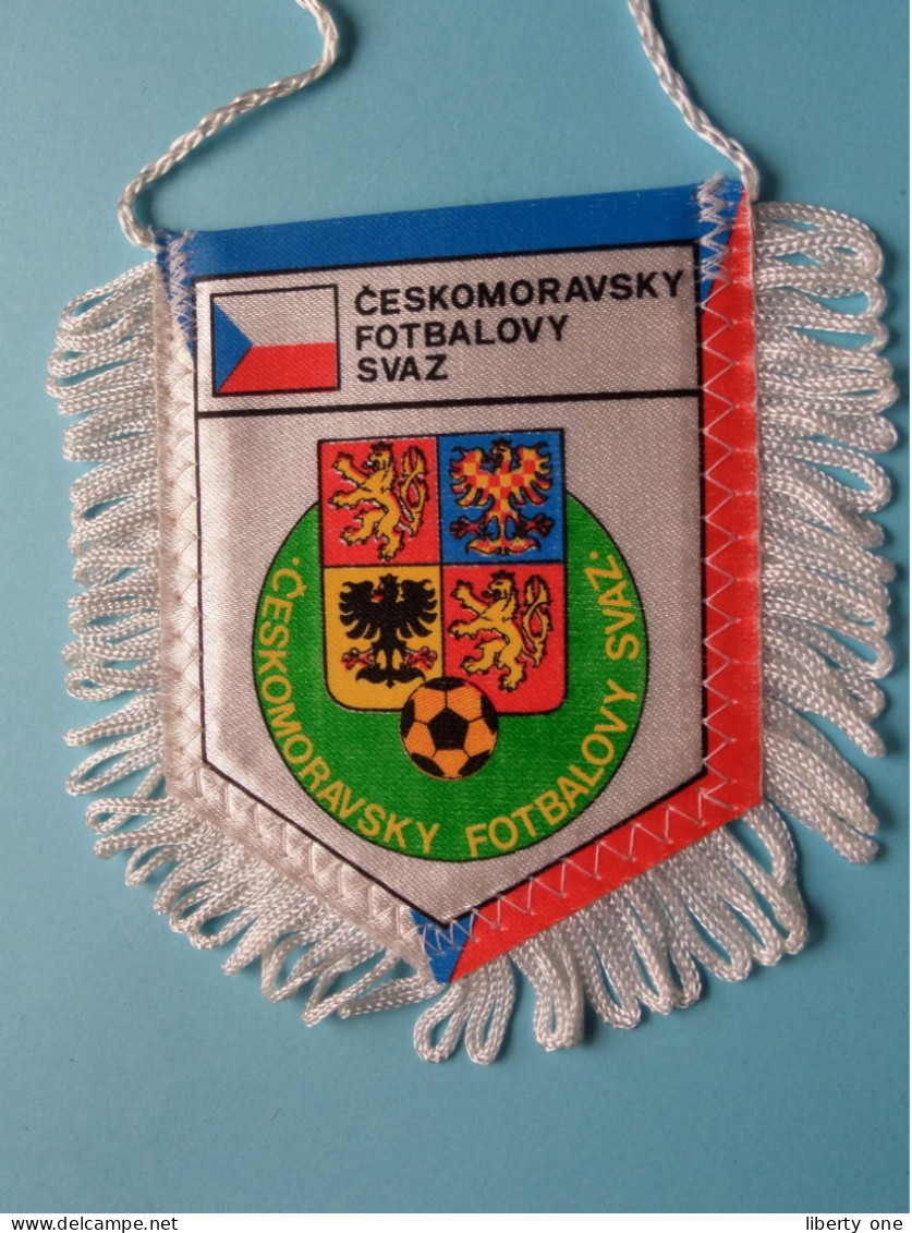 CESKOMORAVSKY FOTBALOVY SVAZ > FANION De FOOTBALL / VOETBAL (Pennant) WIMPEL (Drapeau) ( See Scan ) +/- 10 X 8 Cm.! - Habillement, Souvenirs & Autres