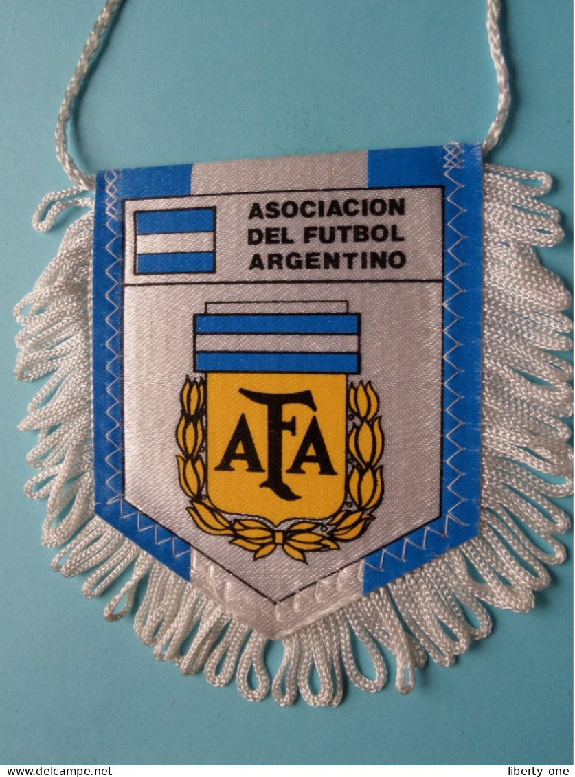 ASOCIACION DEL FUTBOL ARGENTINO > FANION De FOOTBALL / VOETBAL (Pennant) WIMPEL (Drapeau) ( See Scan ) +/- 10 X 8 Cm.! - Habillement, Souvenirs & Autres