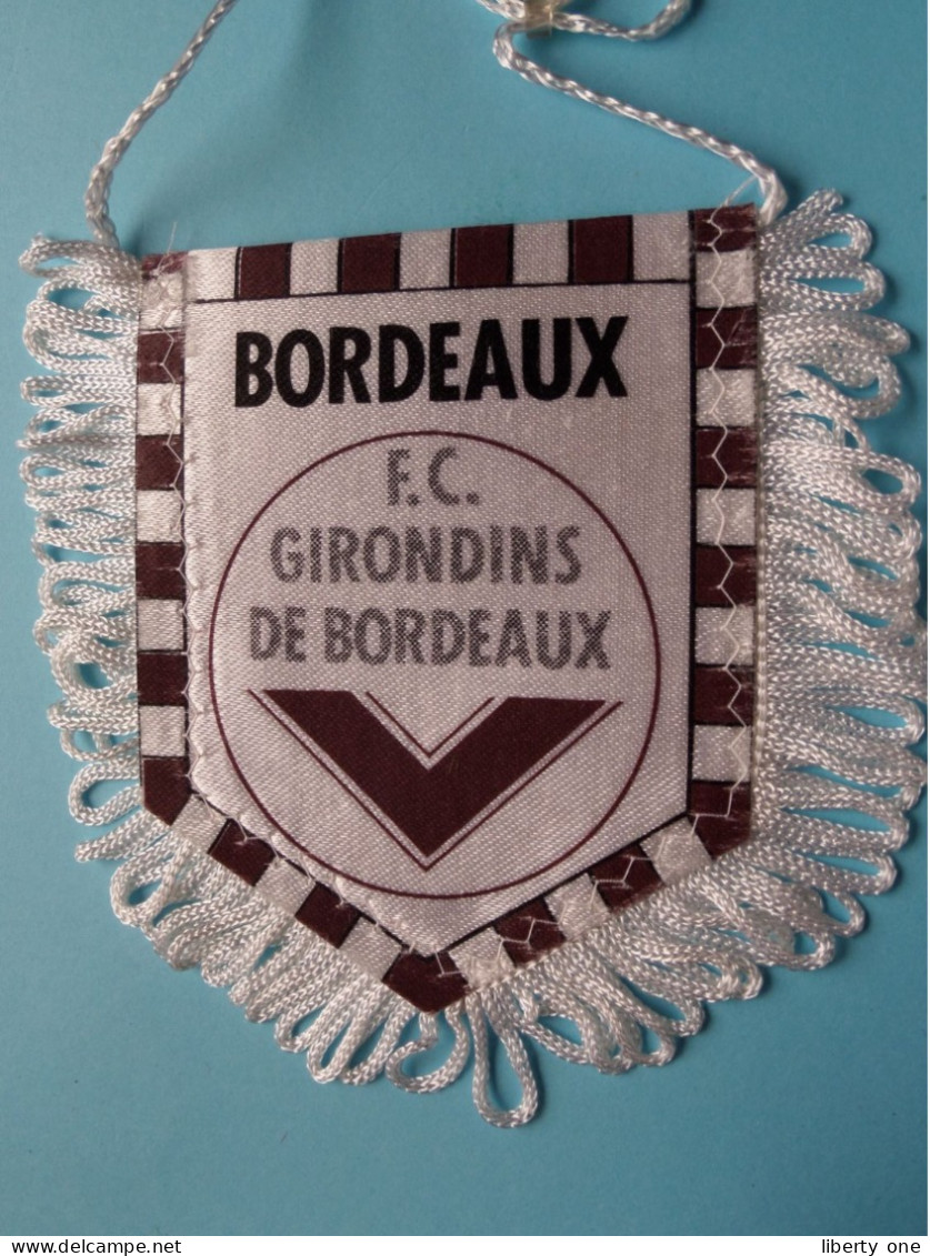 F.C. GIRONDINS DE BORDEAUX > FANION De FOOTBALL / VOETBAL (Pennant) WIMPEL (Drapeau) ( See Scan ) +/- 10 X 8 Cm.! - Apparel, Souvenirs & Other