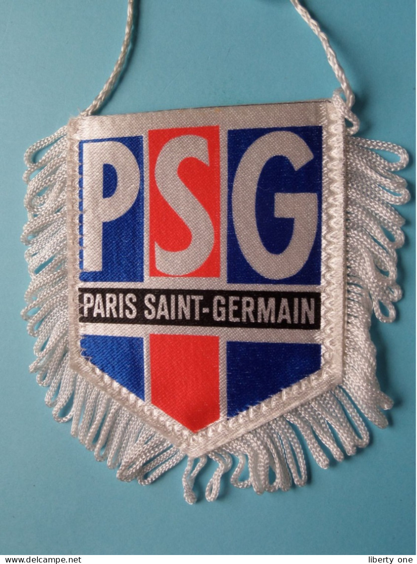 PSG PARIS SAINT-GERMAIN > FANION De FOOTBALL / VOETBAL (Pennant) WIMPEL (Drapeau) ( See Scan ) +/- 10 X 8 Cm.! - Abbigliamento, Souvenirs & Varie