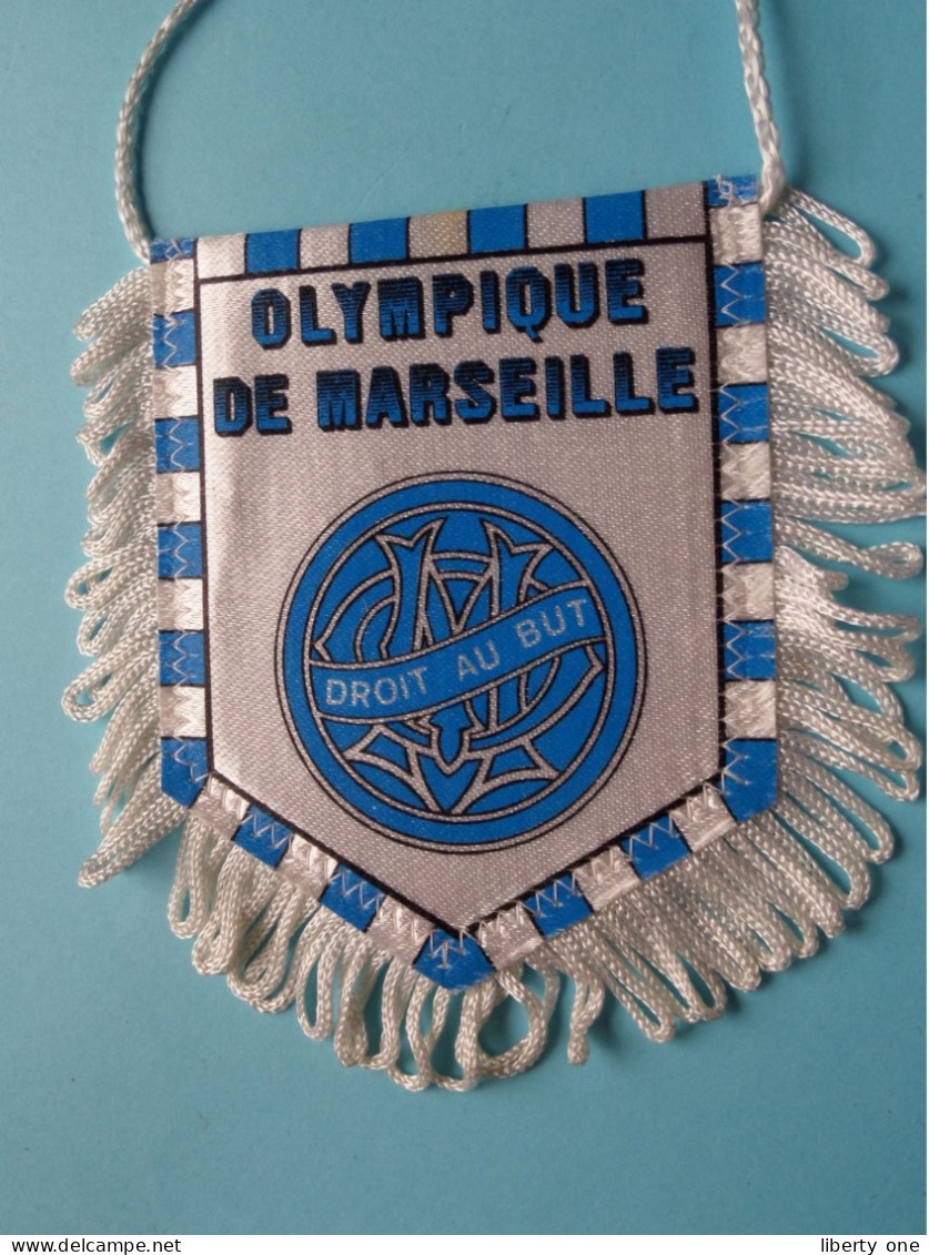 OLYMPIQUE DE MARSEILLE > FANION De FOOTBALL / VOETBAL (Pennant) WIMPEL (Drapeau) ( See Scan ) +/- 10 X 8 Cm.! - Apparel, Souvenirs & Other