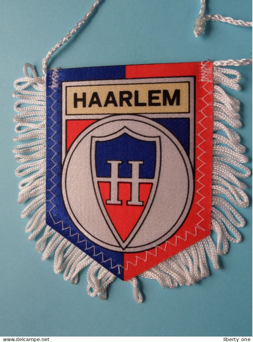 HAARLEM > FANION De FOOTBALL / VOETBAL (Pennant) WIMPEL (Drapeau) ( See Scan ) +/- 10 X 8 Cm.! - Bekleidung, Souvenirs Und Sonstige