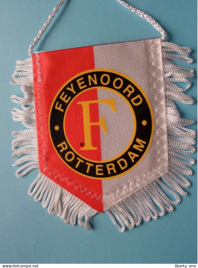 FEYENOORD ROTTERDAM > FANION De FOOTBALL / VOETBAL (Pennant) WIMPEL (Drapeau) ( See Scan ) +/- 10 X 8 Cm.! - Bekleidung, Souvenirs Und Sonstige