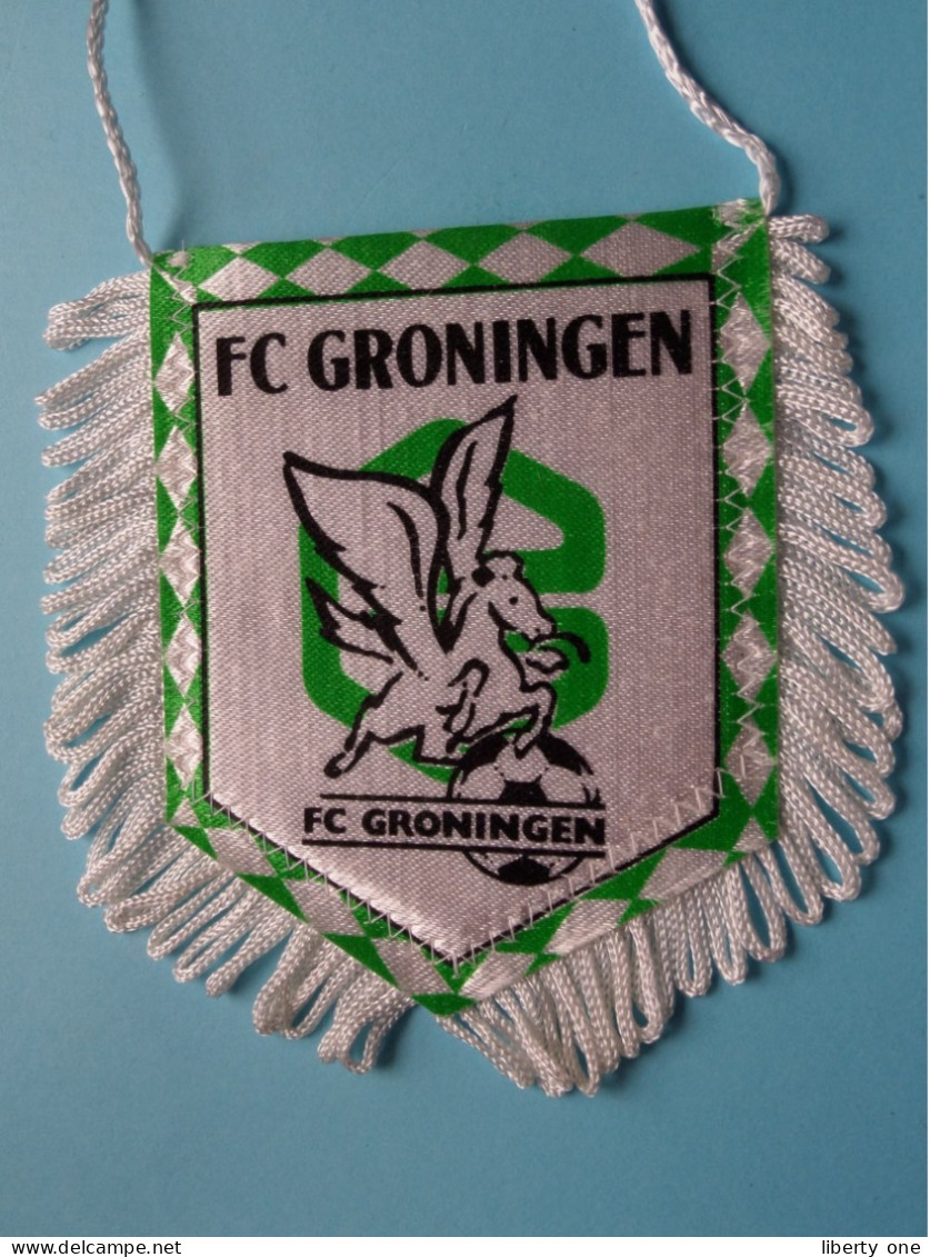 FC GRONINGEN > FANION De FOOTBALL / VOETBAL (Pennant) WIMPEL (Drapeau) ( See Scan ) +/- 10 X 8 Cm.! - Apparel, Souvenirs & Other