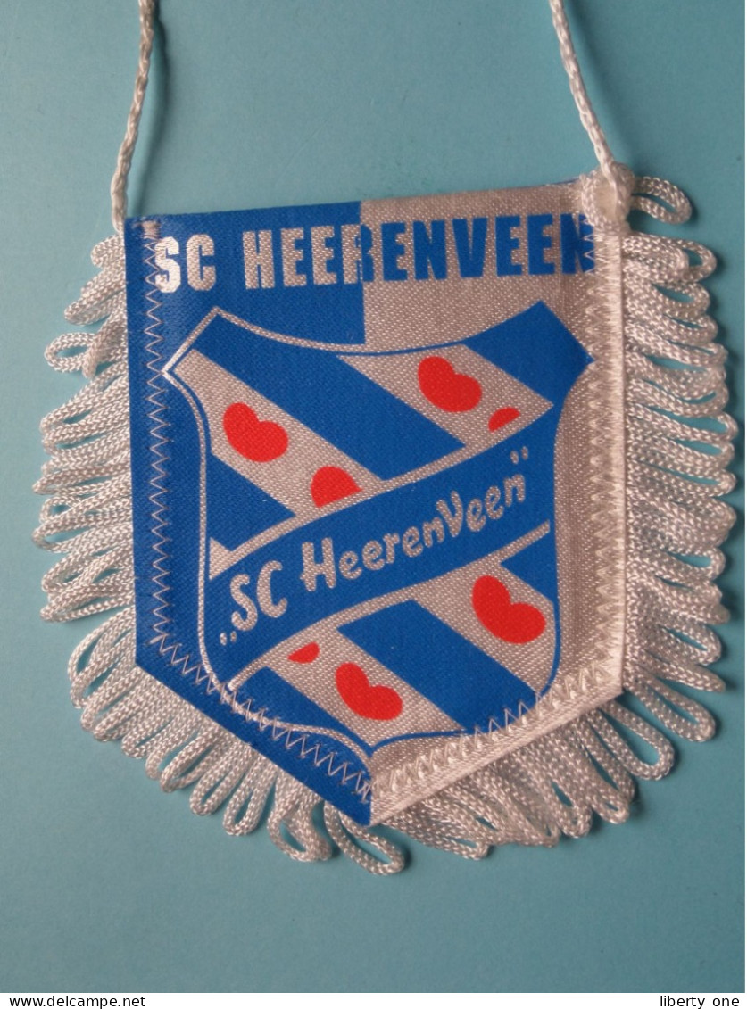 SC HEERENVEEN > FANION De FOOTBALL / VOETBAL (Pennant) WIMPEL (Drapeau) ( See Scan ) +/- 10 X 8 Cm.! - Bekleidung, Souvenirs Und Sonstige