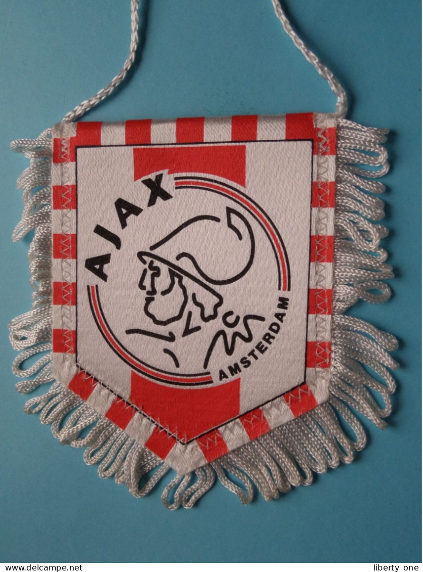 AJAX AMSTERDAM > FANION De FOOTBALL / VOETBAL (Pennant) WIMPEL (Drapeau) ( See Scan ) +/- 10 X 8 Cm.! - Apparel, Souvenirs & Other