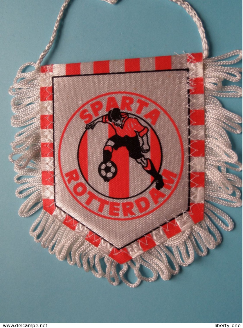 SPARTA ROTTERDAM > FANION De FOOTBALL / VOETBAL (Pennant) WIMPEL (Drapeau) ( See Scan ) +/- 10 X 8 Cm.! - Uniformes Recordatorios & Misc