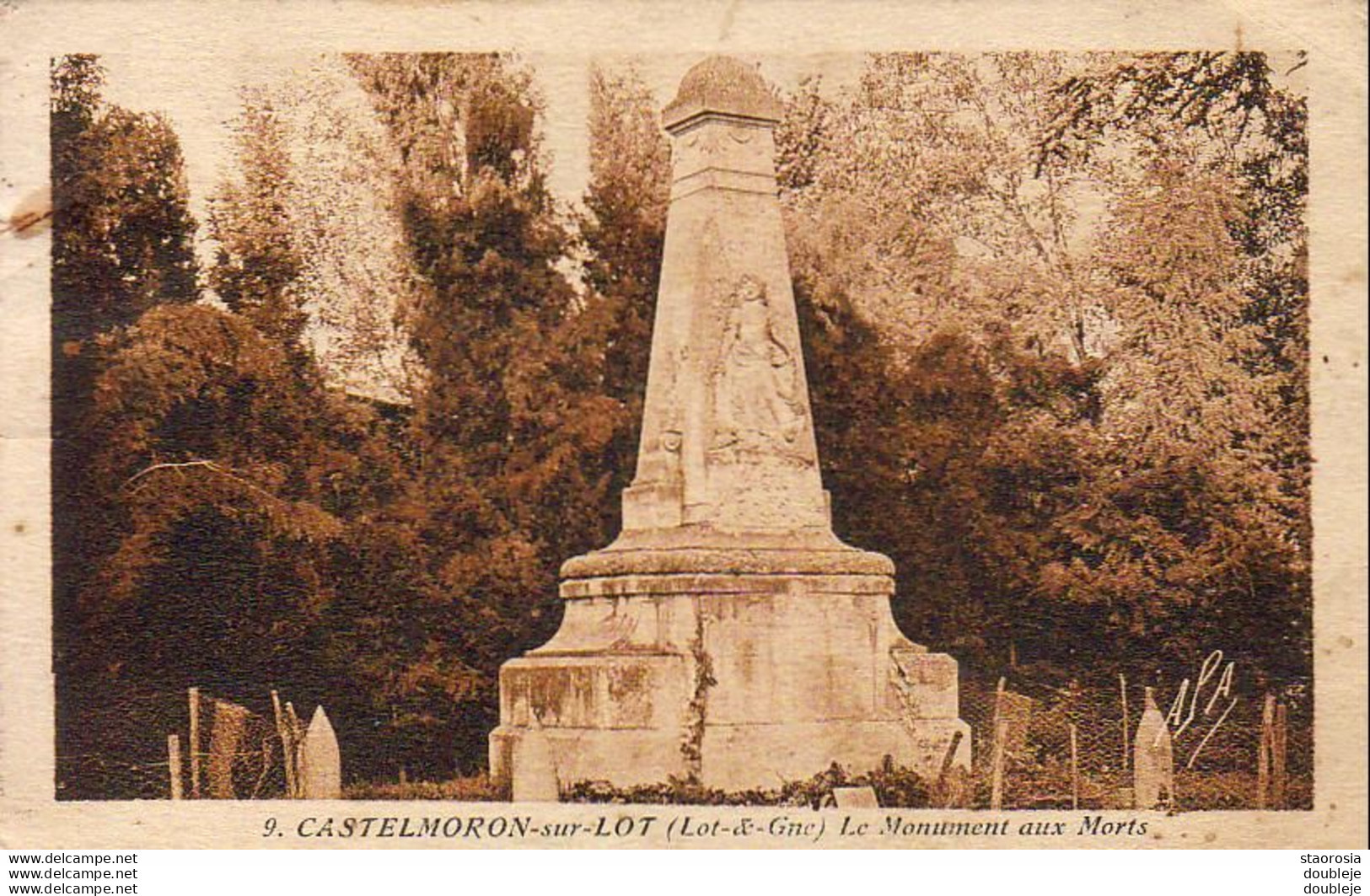 D47   CASTELMORON SUR LOT  Le Monument Aux Morts      ....... - Castelmoron