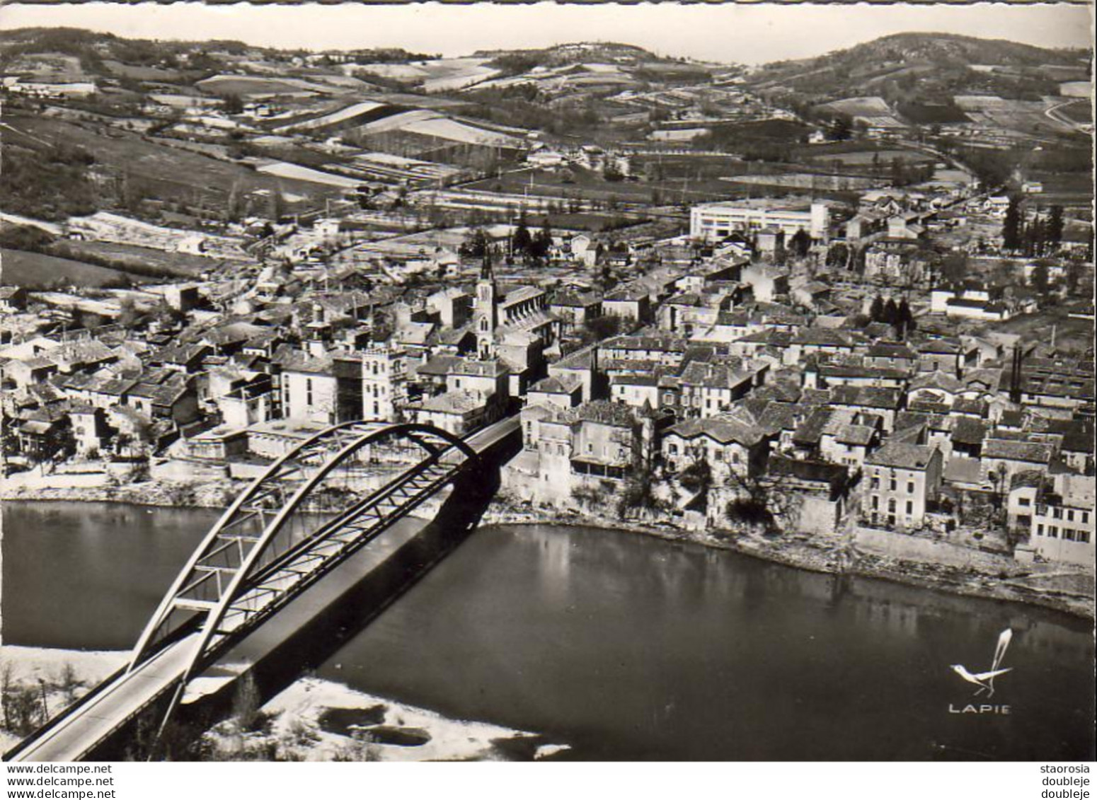 D47  En Avion Au Dessus De CASTELMORON  Vue Générale      ....... - Castelmoron