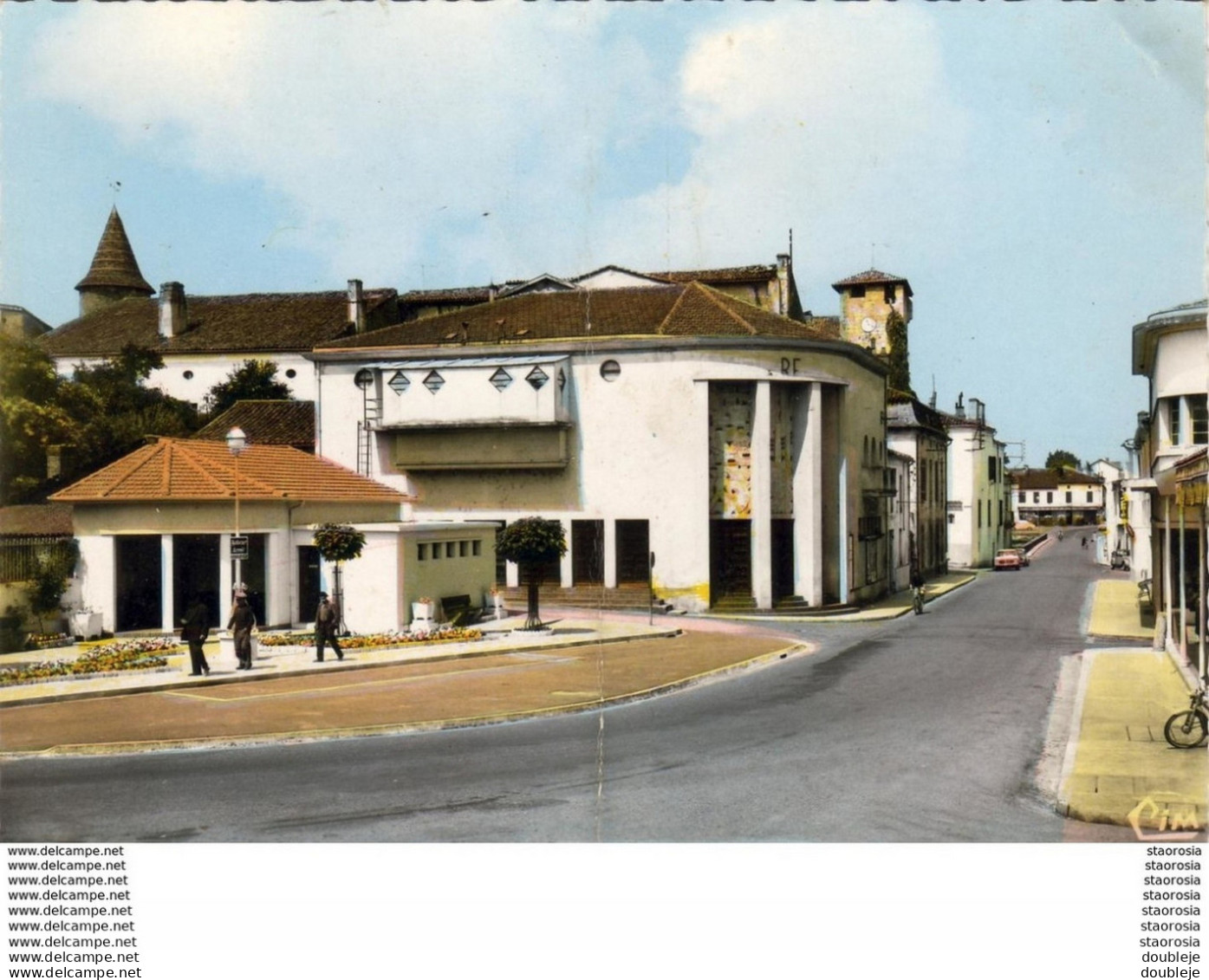 D40   ROQUEFORT DES LANDES  Vue Générale Avec La Salle Des Fêtes En 1er Plan - Roquefort