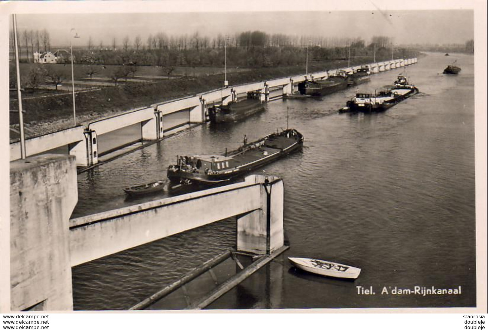 PAYS BAS  TIEL  A'dam Rijnkanaal  .........  Echte Foto  .........  Avec Péniches Sur Le Canal - Tiel