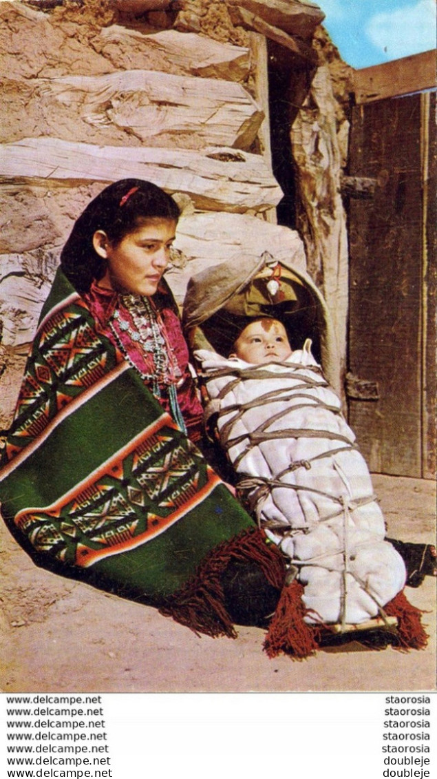 A YOUNG NAVAHO INDIAN MOTHER WITH HER PAPOOSE - Sonstige & Ohne Zuordnung