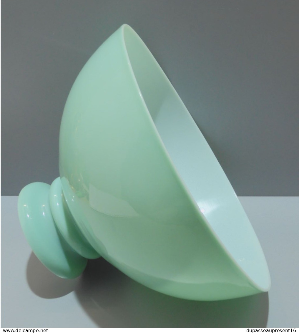 -SUPERBE GRANDE OPALINE de LUSTRE XIXe VERT CELADON doublé BLANC  LUMINAIRE   E