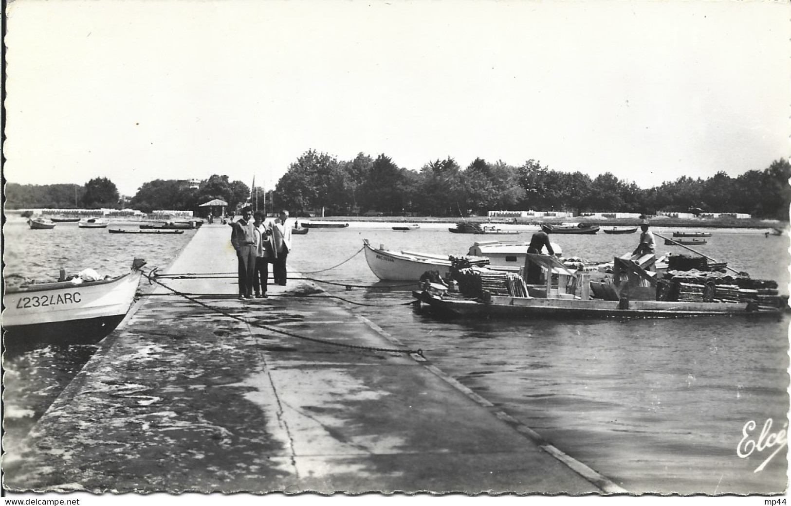 10  ---  33  ARES  La Jetée à Marée Haute  - Le Détroquage Des Huîtres - Arès