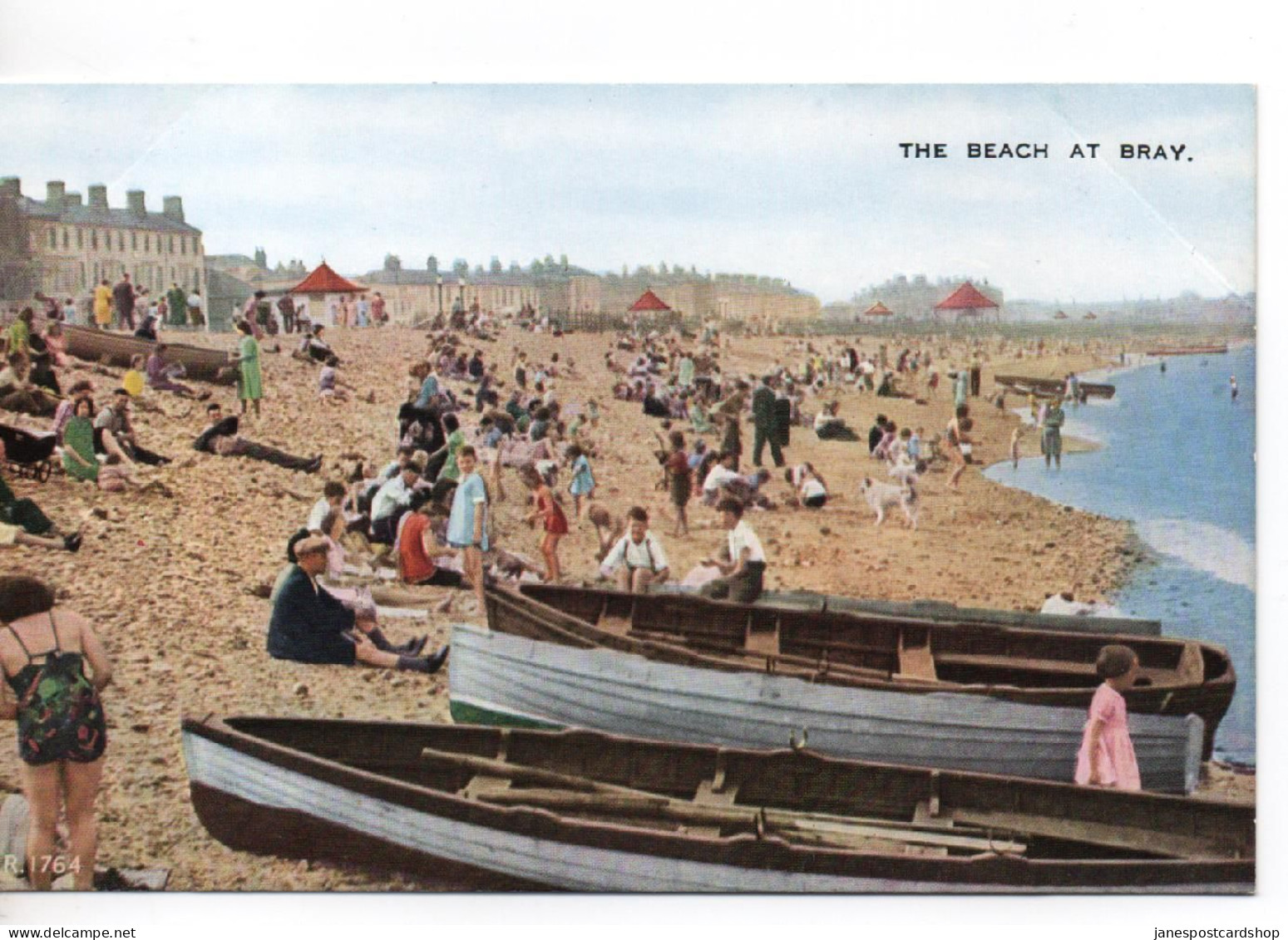 COLOURED POSTCARD -THE BEACH AT  BRAY - COUNTY WICKLOW - IRELAND - Wicklow