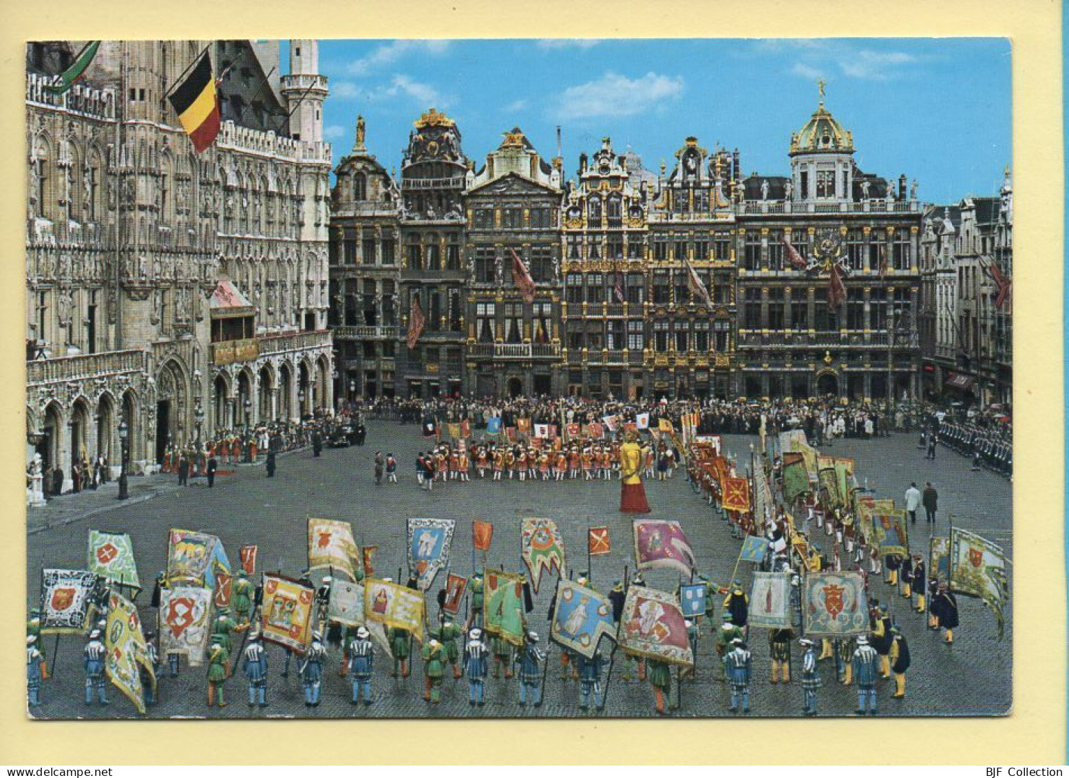 Belgique : BRUXELLES / Grand'Place / Groupe De L'Ommegang / Drapeaux Des Corporations - Brussels By Night