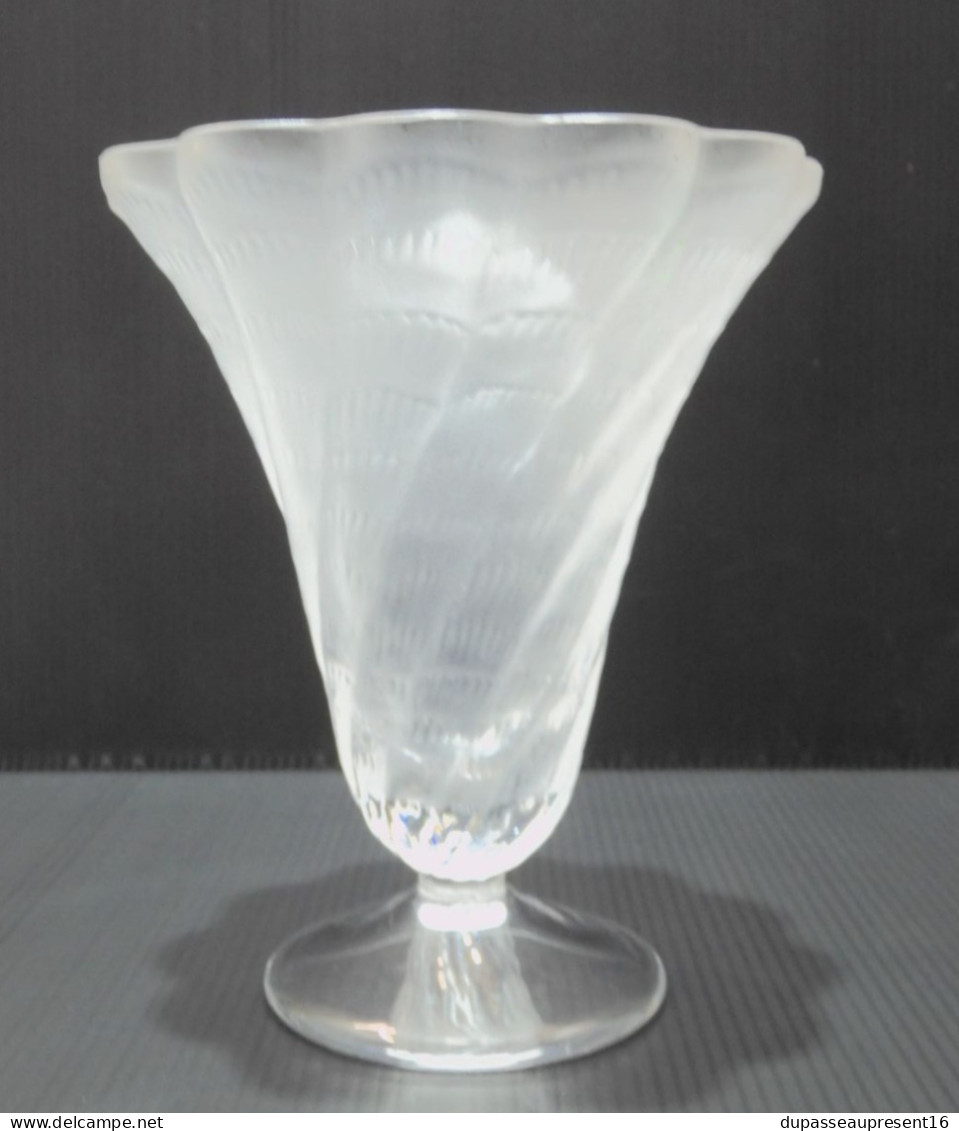 -TRES JOLI &  Fin VASE CRISTAL LALIQUE FRANCE LUCIE Satiné Forme Trompette    E - Glass & Crystal