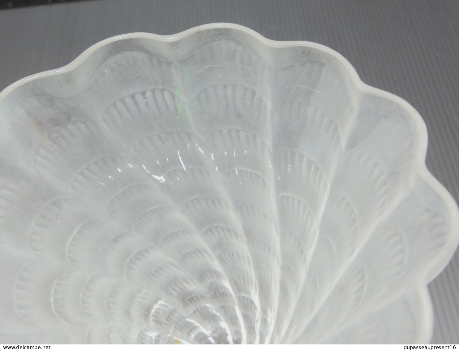 -TRES JOLI &  Fin VASE CRISTAL LALIQUE FRANCE LUCIE Satiné forme trompette    E