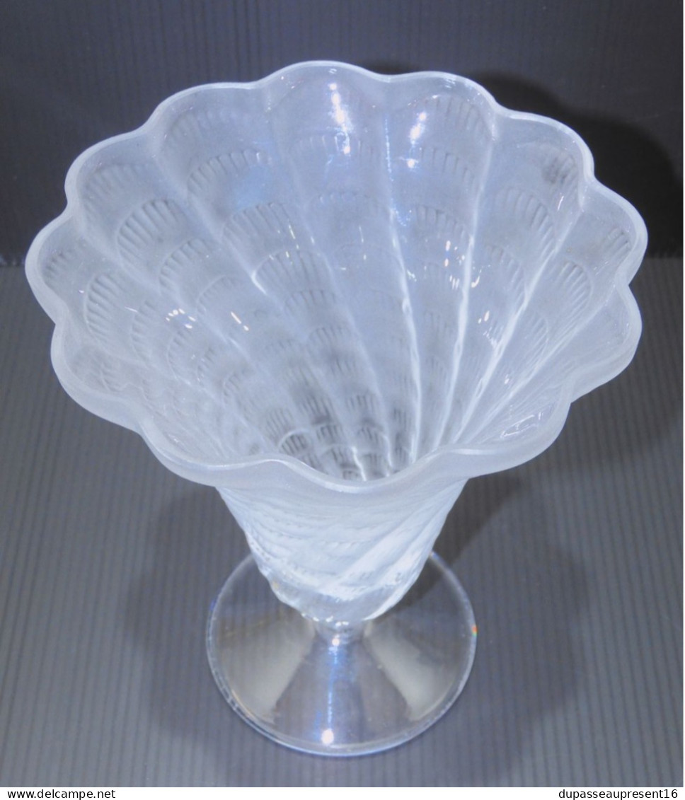 -TRES JOLI &  Fin VASE CRISTAL LALIQUE FRANCE LUCIE Satiné forme trompette    E