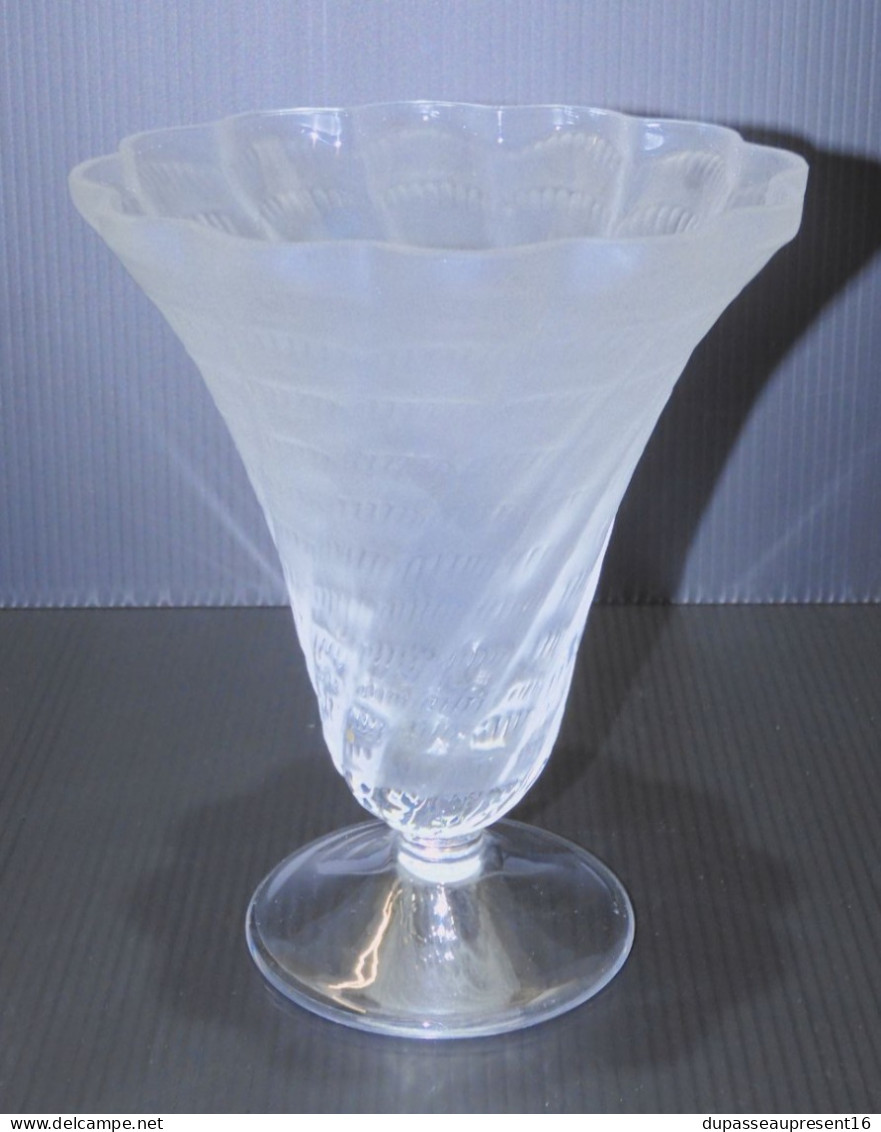 -TRES JOLI &  Fin VASE CRISTAL LALIQUE FRANCE LUCIE Satiné forme trompette    E