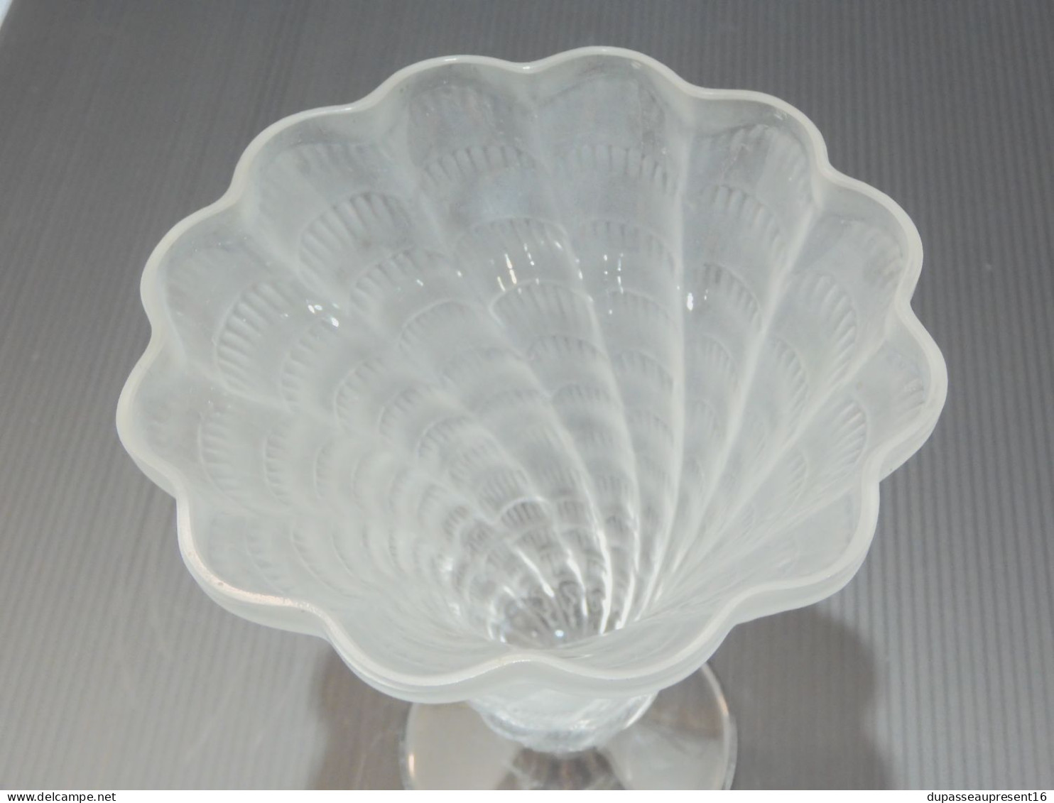 -TRES JOLI &  Fin VASE CRISTAL LALIQUE FRANCE LUCIE Satiné forme trompette    E