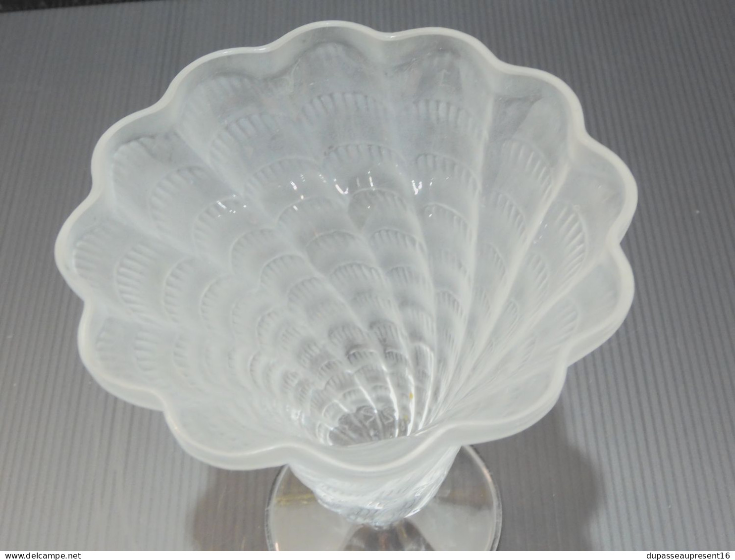 -TRES JOLI &  Fin VASE CRISTAL LALIQUE FRANCE LUCIE Satiné forme trompette    E