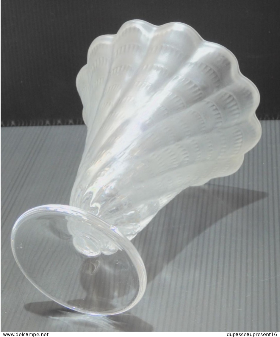 -TRES JOLI &  Fin VASE CRISTAL LALIQUE FRANCE LUCIE Satiné forme trompette    E