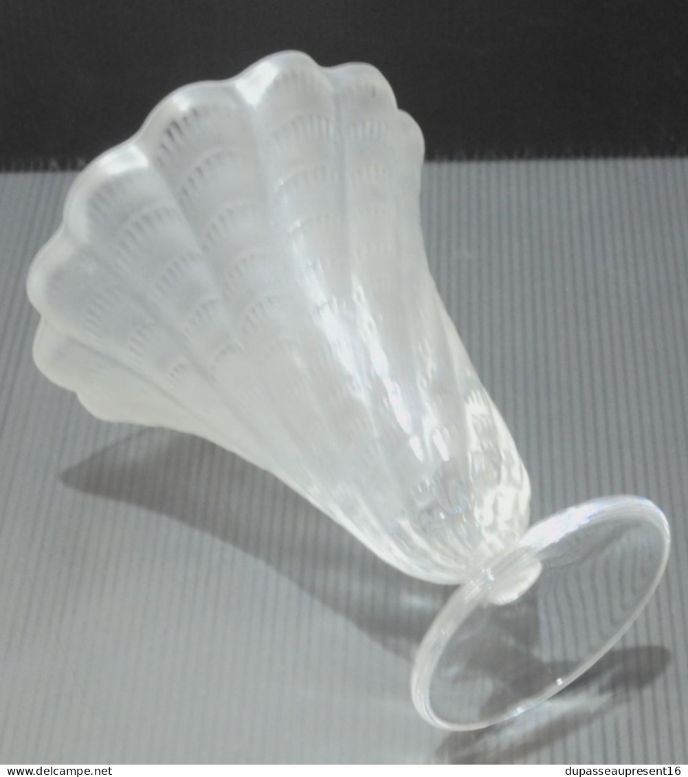 -TRES JOLI &  Fin VASE CRISTAL LALIQUE FRANCE LUCIE Satiné forme trompette    E