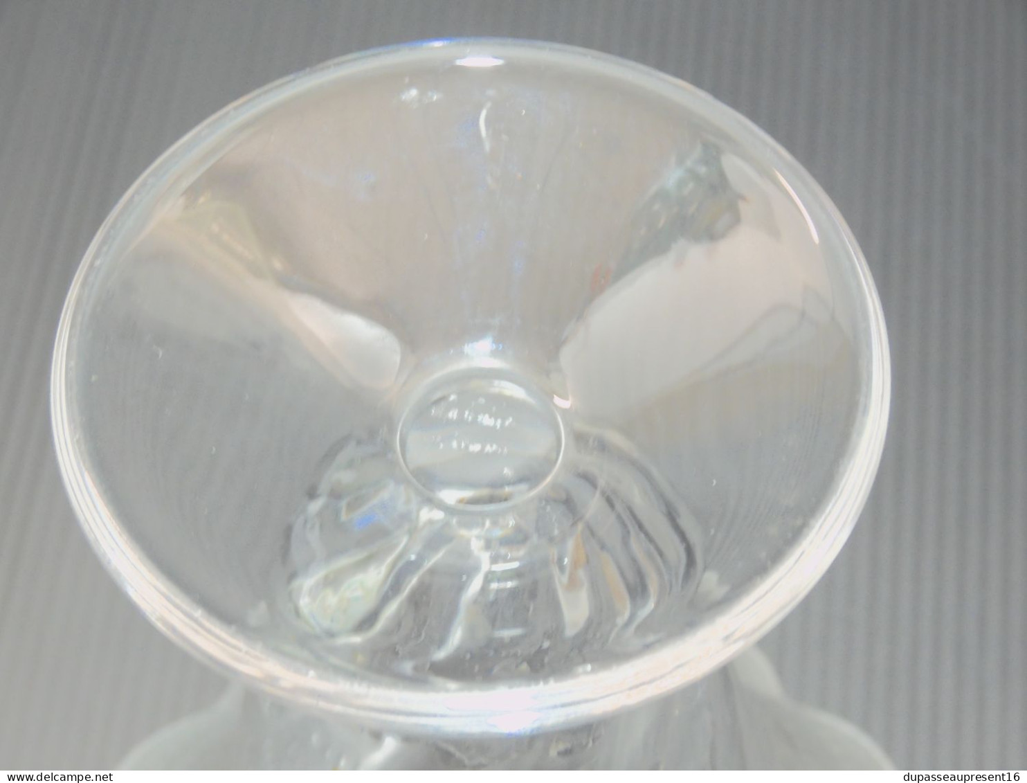 -TRES JOLI &  Fin VASE CRISTAL LALIQUE FRANCE LUCIE Satiné forme trompette    E