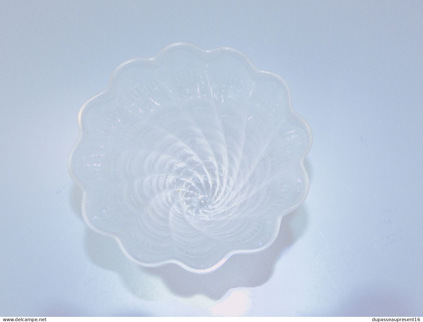 -TRES JOLI &  Fin VASE CRISTAL LALIQUE FRANCE LUCIE Satiné forme trompette    E