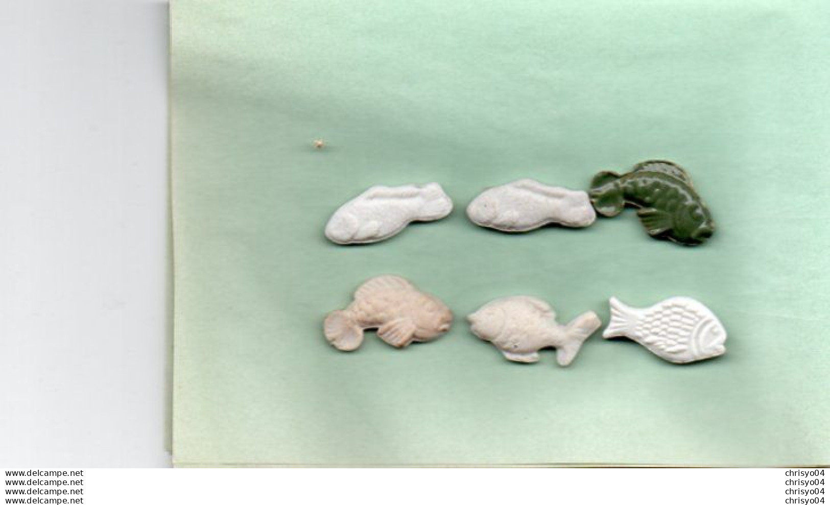 Lot N°2 De 6 Féves Anciennes Porcelaine Biscuit Poissons Dont 1 émaillé Vert Mate Et Brillante - Anciennes