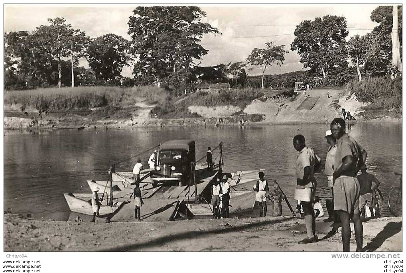 14Ve    REPUBLIQUE CENTRAFRICAINE OUBANGUI  PASSAGE D'UN BAC - Centrafricaine (République)