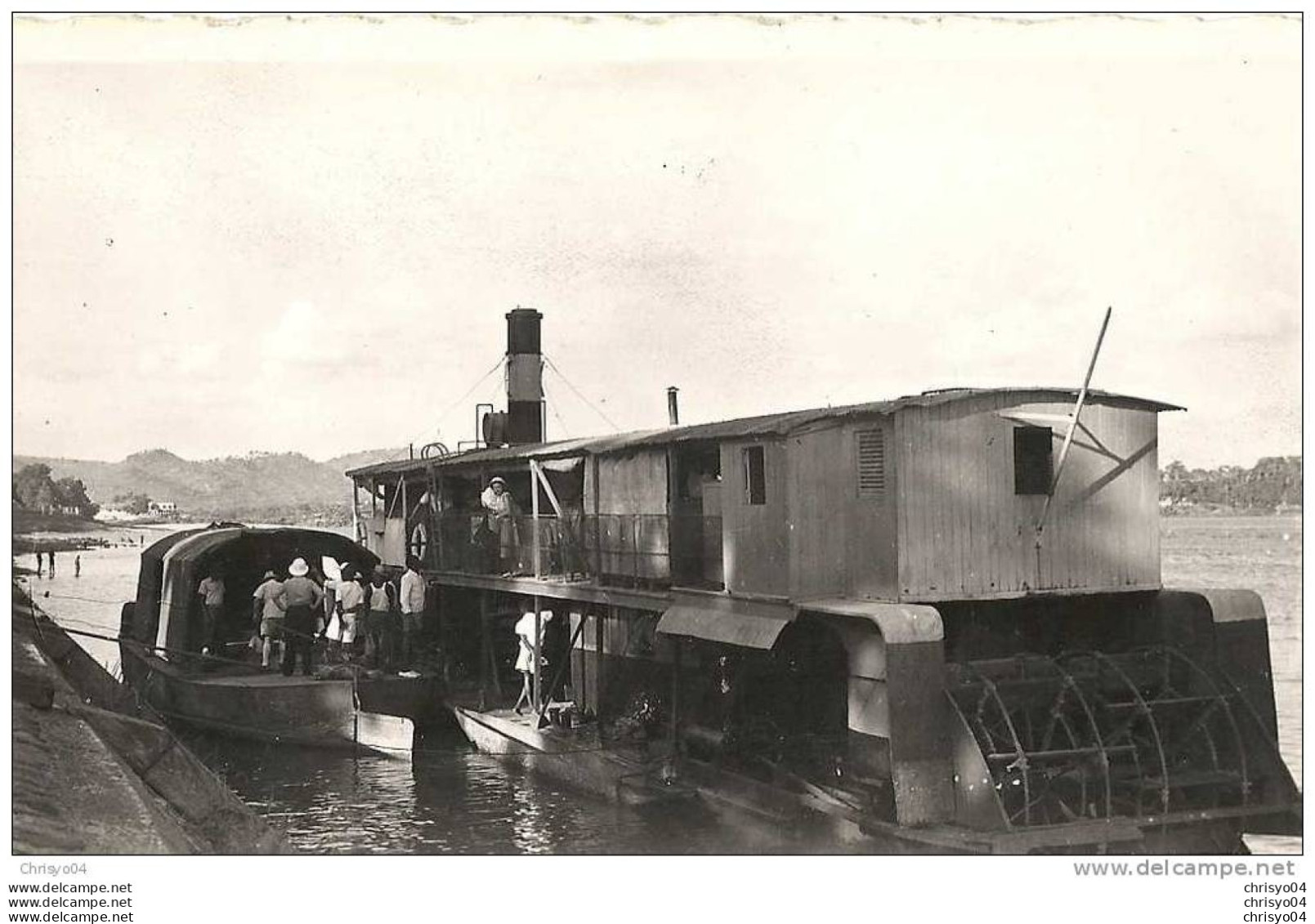 14Ve    REPUBLIQUE CENTRAFRICAINE BANGUI BATEAU A ROUES A QUAI - Centrafricaine (République)