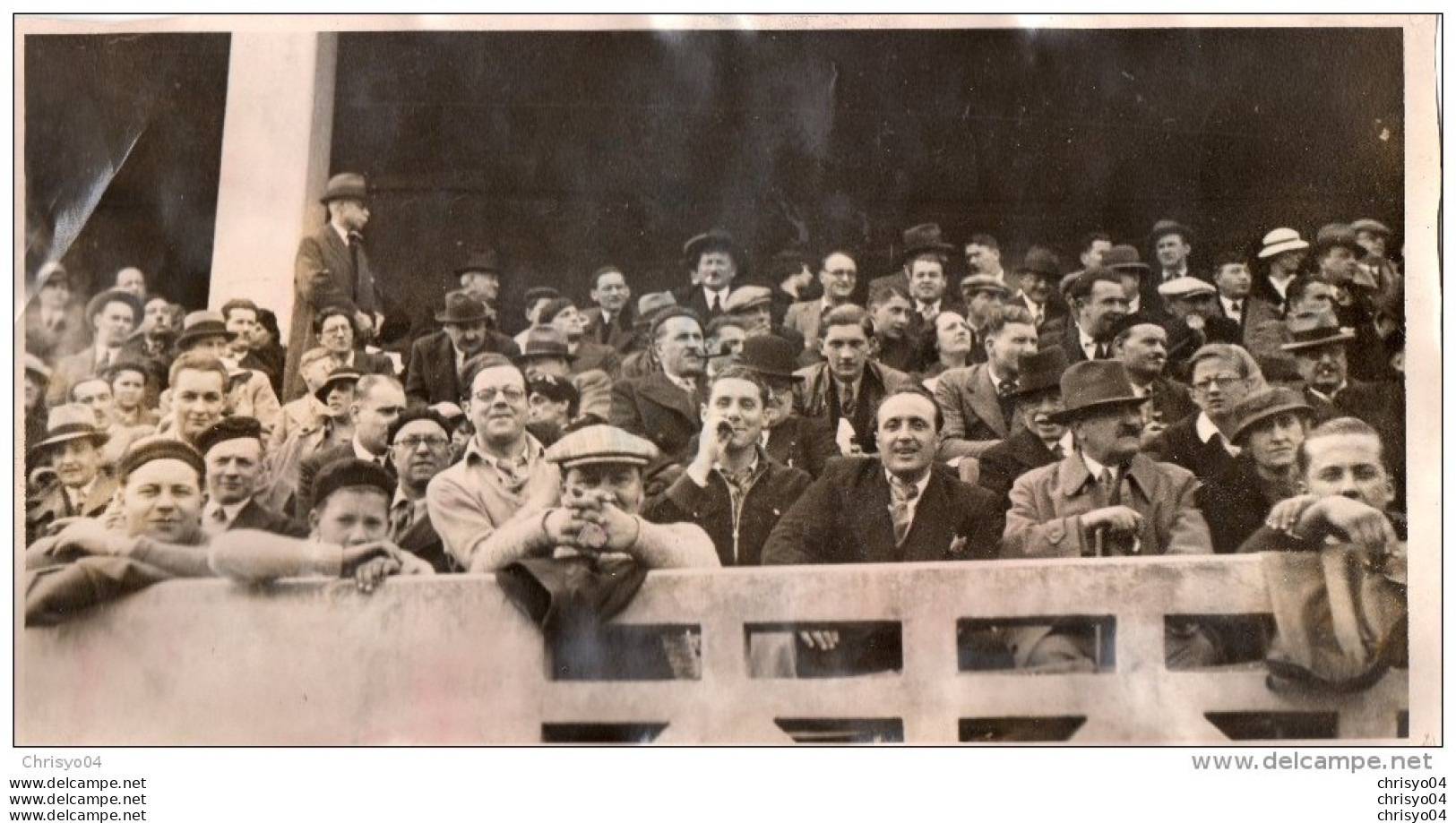 51Au   Grande Photo Cercle Des Nageurs De Marseille Un Groupe De Spectateurs Dans Une Tribune - Nuoto