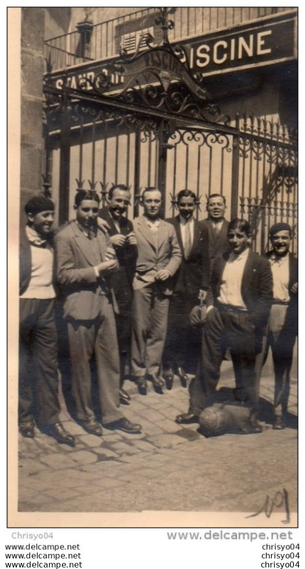 51Au   Photo Cercle Des Nageurs De Marseille équipe De Water Polo Devant La Grille D'entrée De La Piscine En 1930 - Swimming