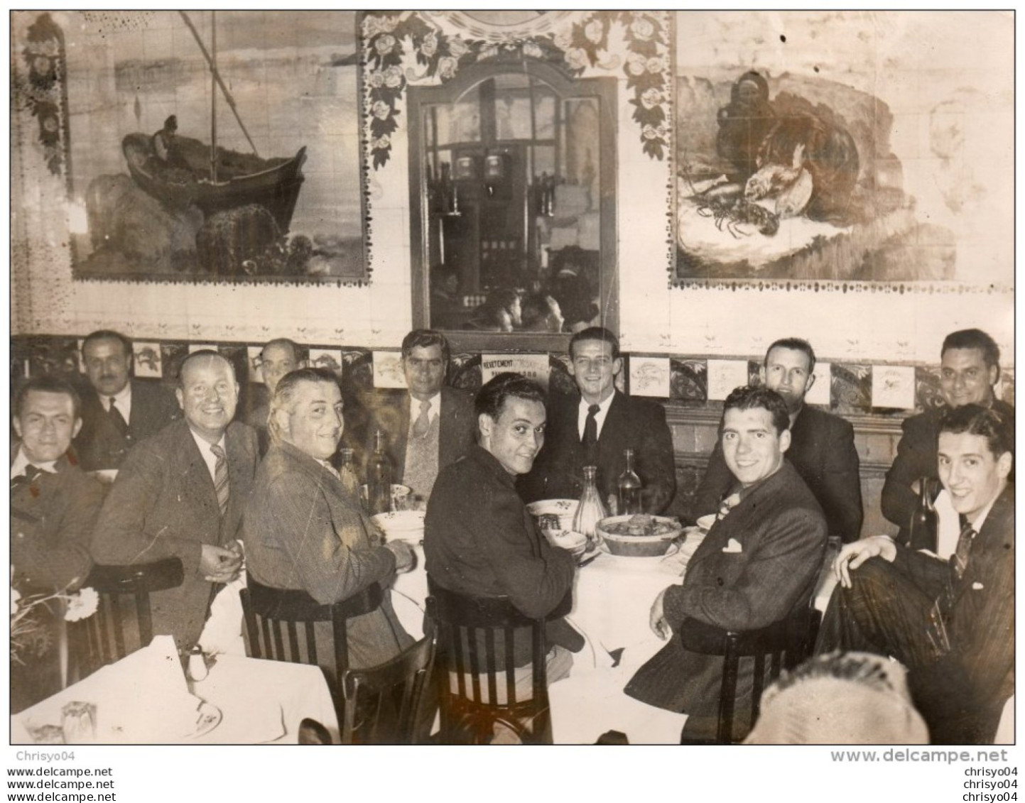 51Au   Grande Photo Natation Cercle Des Nageurs De Marseille Dirigeants Et Sportifs Dans Un Restaurant à Situer - Natation