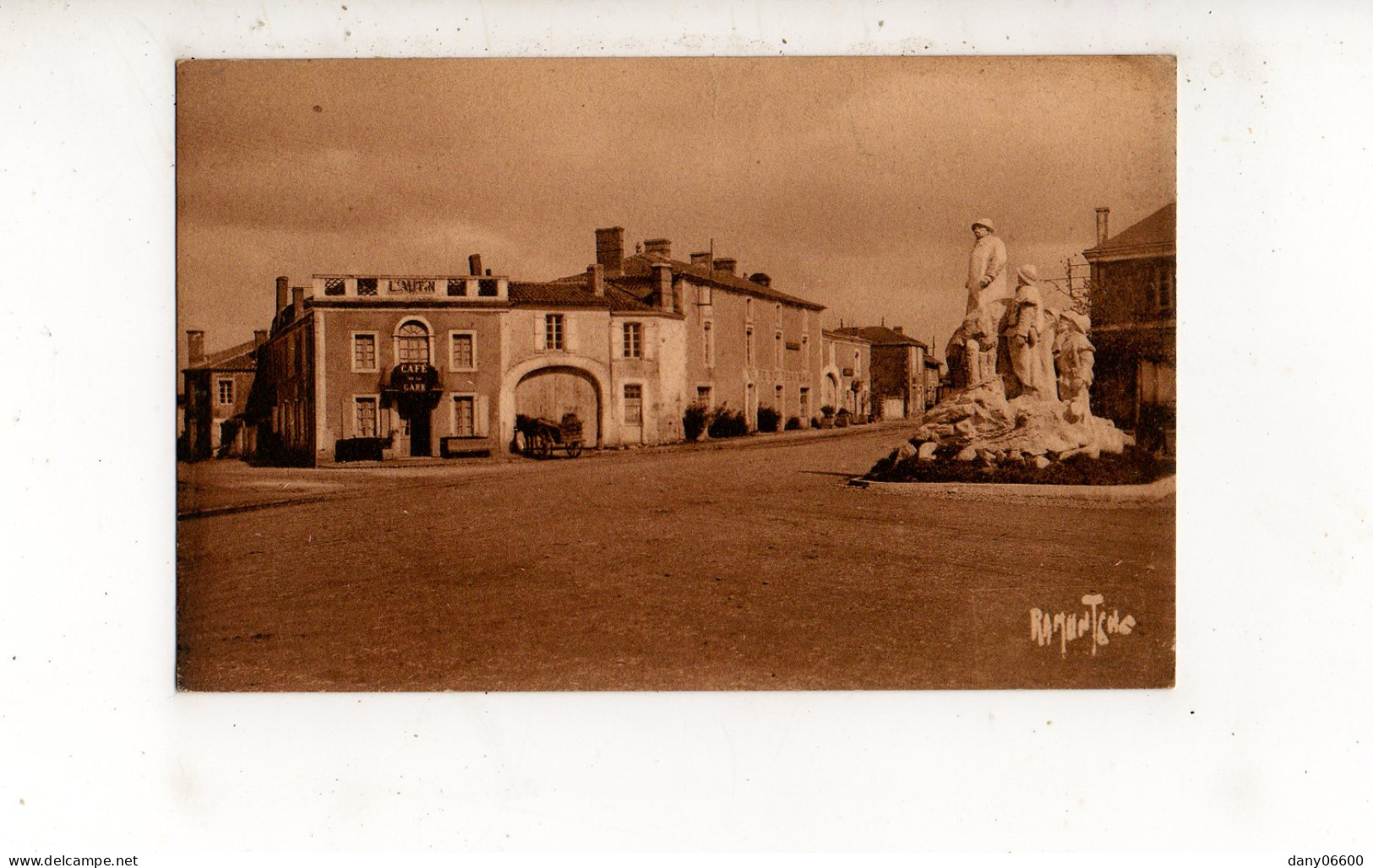 SAINTE HERMINE - Place Georges Clémenceau  - Sainte Hermine