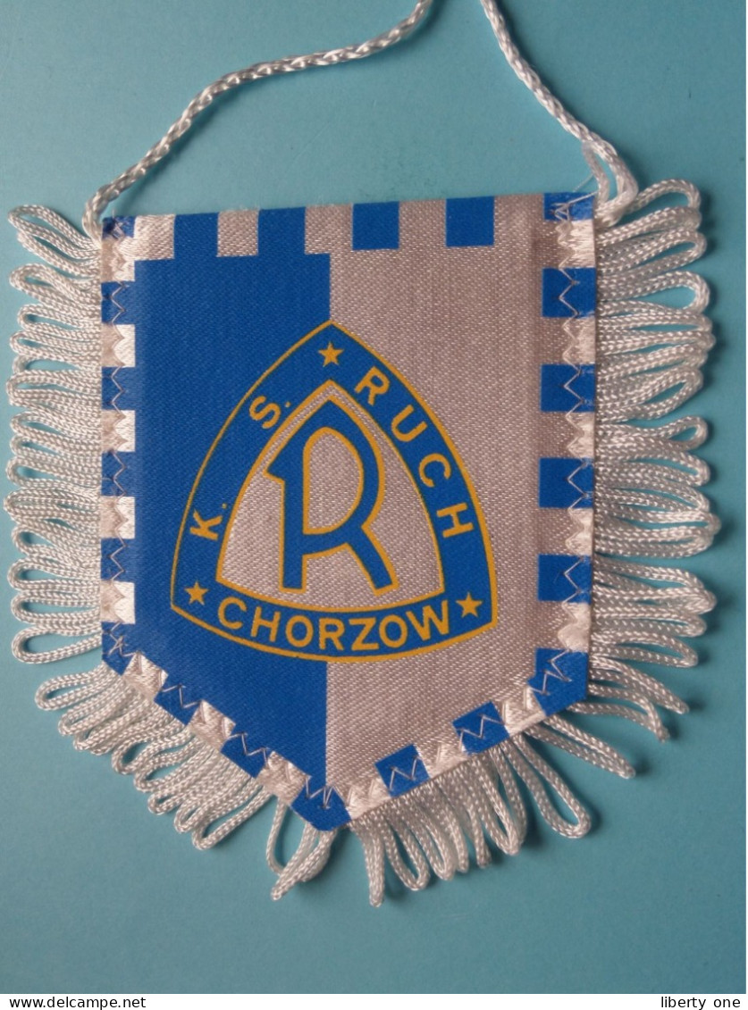 K.S. RUCH CHORZOW > FANION De FOOTBALL / VOETBAL (Pennant) WIMPEL (Drapeau) ( See Scan ) +/- 10 X 8 Cm.! - Uniformes Recordatorios & Misc